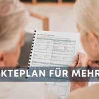Älteres Paar prüft gemeinsam ein Finanzdokument als Teil des 10-Punkte-Plans für mehr Rente bei Bürger & Geld.