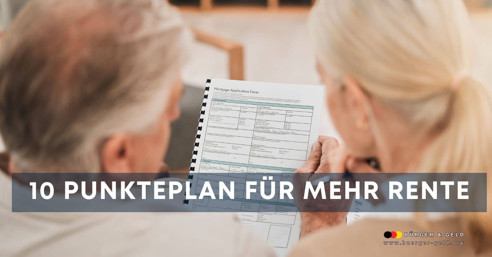 Älteres Paar prüft gemeinsam ein Finanzdokument als Teil des 10-Punkte-Plans für mehr Rente bei Bürger & Geld.