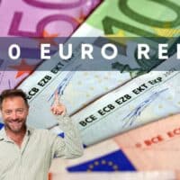 Mehrere große Euro-Geldscheine mit dem Schriftzug „2500 Euro Rente“ und einer Person, die auf das Thema Altersvorsorge hinweist, dazu das Logo von Bürger & Geld.