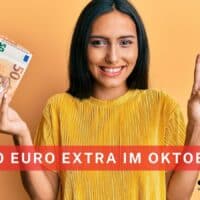 Frau hält mehrere 50-Euro-Geldscheine und zeigt auf Hinweis zu 300 Euro extra im Oktober Wohngeld auf Bürger & Geld Magazin
