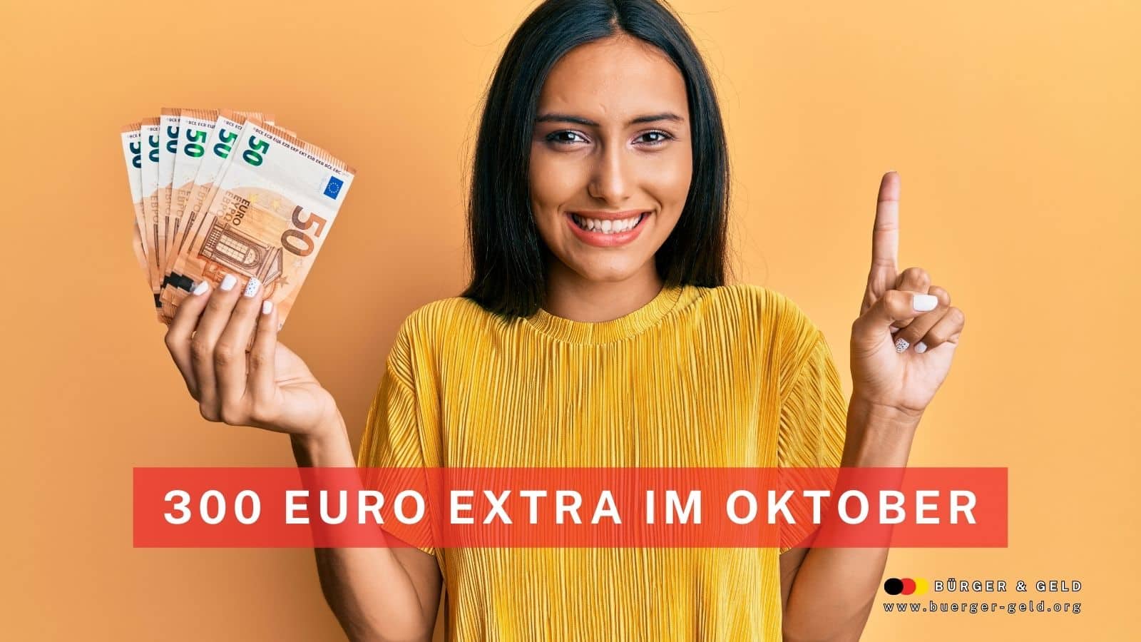Frau hält mehrere 50-Euro-Geldscheine und zeigt auf Hinweis zu 300 Euro extra im Oktober Wohngeld auf Bürger & Geld Magazin