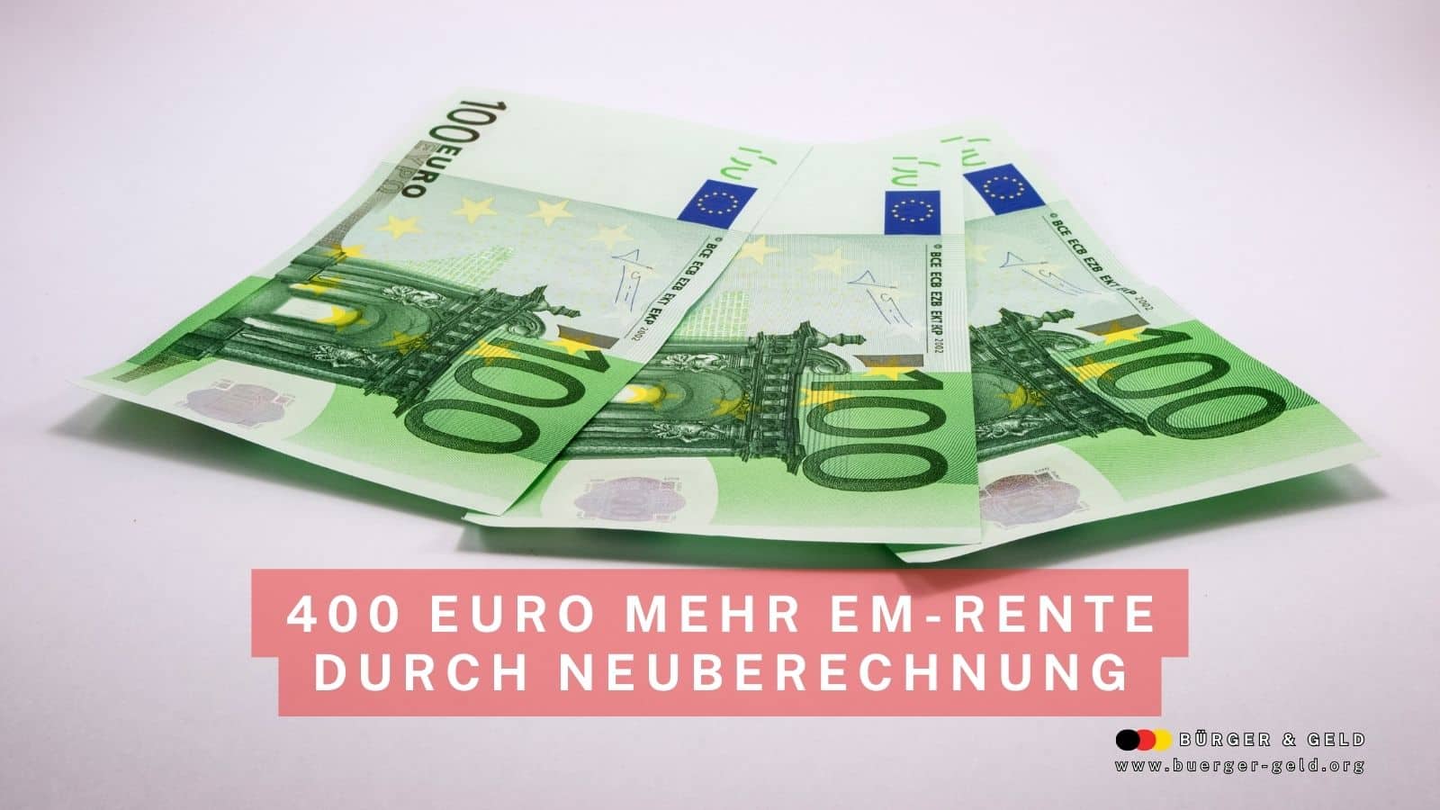 Drei 100-Euro-Scheine liegen nebeneinander auf einem weißen Hintergrund – symbolisch für finanziellen Zugewinn und höhere Erwerbsminderungsrente.