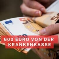 Person hält mehrere 50-Euro-Scheine in der Hand, Symbolbild für Beitragsrückerstattung bis zu 600 Euro durch die Krankenkasse.