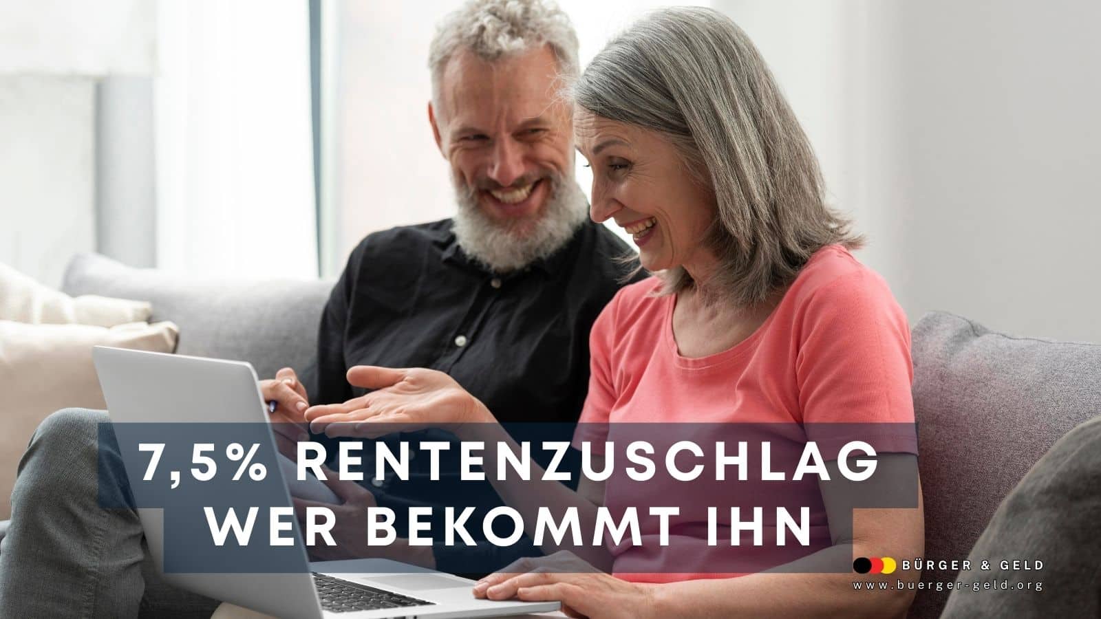 Älteres Paar sitzt gemeinsam auf einem Sofa und betrachtet einen Laptop, diskutiert offenbar über finanzielle Themen; im Vordergrund Text: „7,5% Rentenzuschlag – Wer bekommt ihn“, unten rechts das Logo von Bürger & Geld.