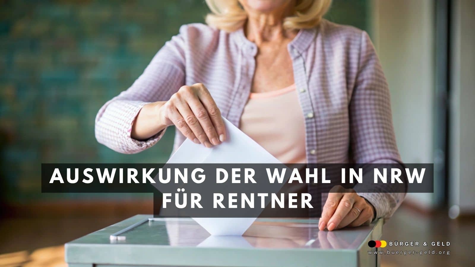 Ältere Frau wirft Wahlzettel in eine Wahlurne bei der Kommunalwahl in NRW 2025 – Symbolbild für die Auswirkung der Wahl auf Rentner
