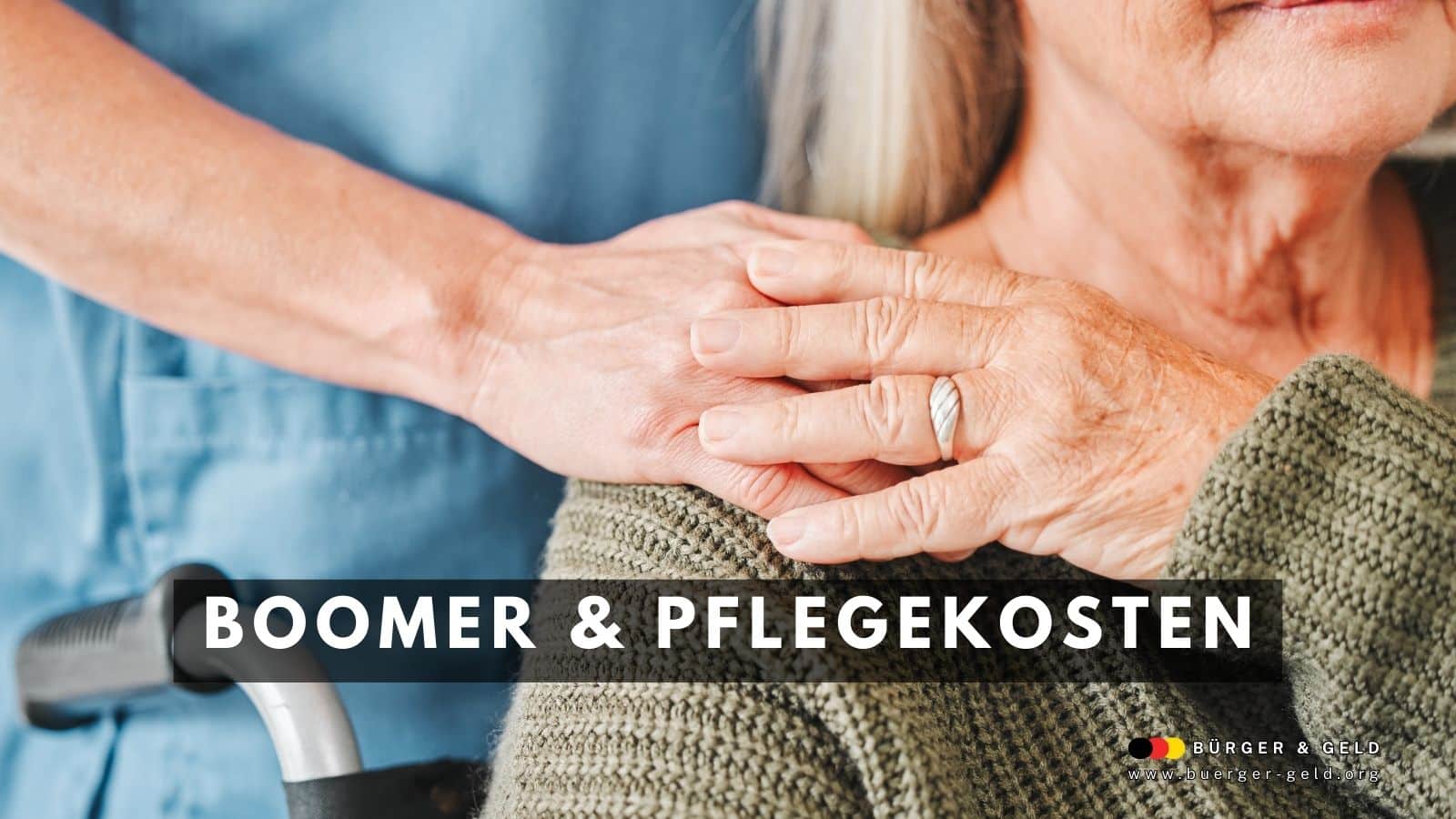 Pflegekraft legt tröstend die Hand auf die Schulter einer älteren Frau – Symbolbild für Boomer und steigende Pflegekosten in Deutschland.