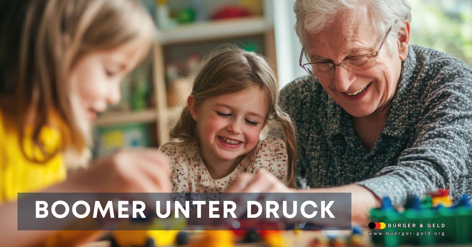 Ältere Person spielt gemeinsam mit zwei Kindern an einem Tisch voller bunter Bausteine in einem hellen Raum; Symbolbild für den Generationendialog und gesellschaftlichen Zusammenhalt.