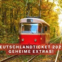 Historische rote Straßenbahn fährt durch herbstlichen Wald im Sonnenlicht – symbolisch für das Deutschlandticket 2026 und geheime Extraleistungen für Rentner.