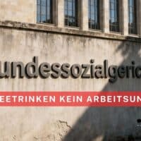 Fotorealistisches Bild des Bundessozialgerichts in Kassel; im Vordergrund eine Mauer mit der Aufschrift „Bundessozialgericht“ und dem Hinweis „Kaffeetrinken kein Arbeitsunfall“.