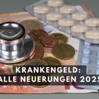 Stethoskop liegt auf Euro-Geldscheinen und Münzen, daneben Tabletten – Symbolbild für Krankengeld und finanzielle Absicherung bei Krankheit 2025.