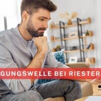 Mann sitzt nachdenklich auf dem Sofa und liest Unterlagen zur Riester-Rente – Symbolbild für Kündigungswelle bei Riesterverträgen, Bürger & Geld Nachrichtenmagazin.