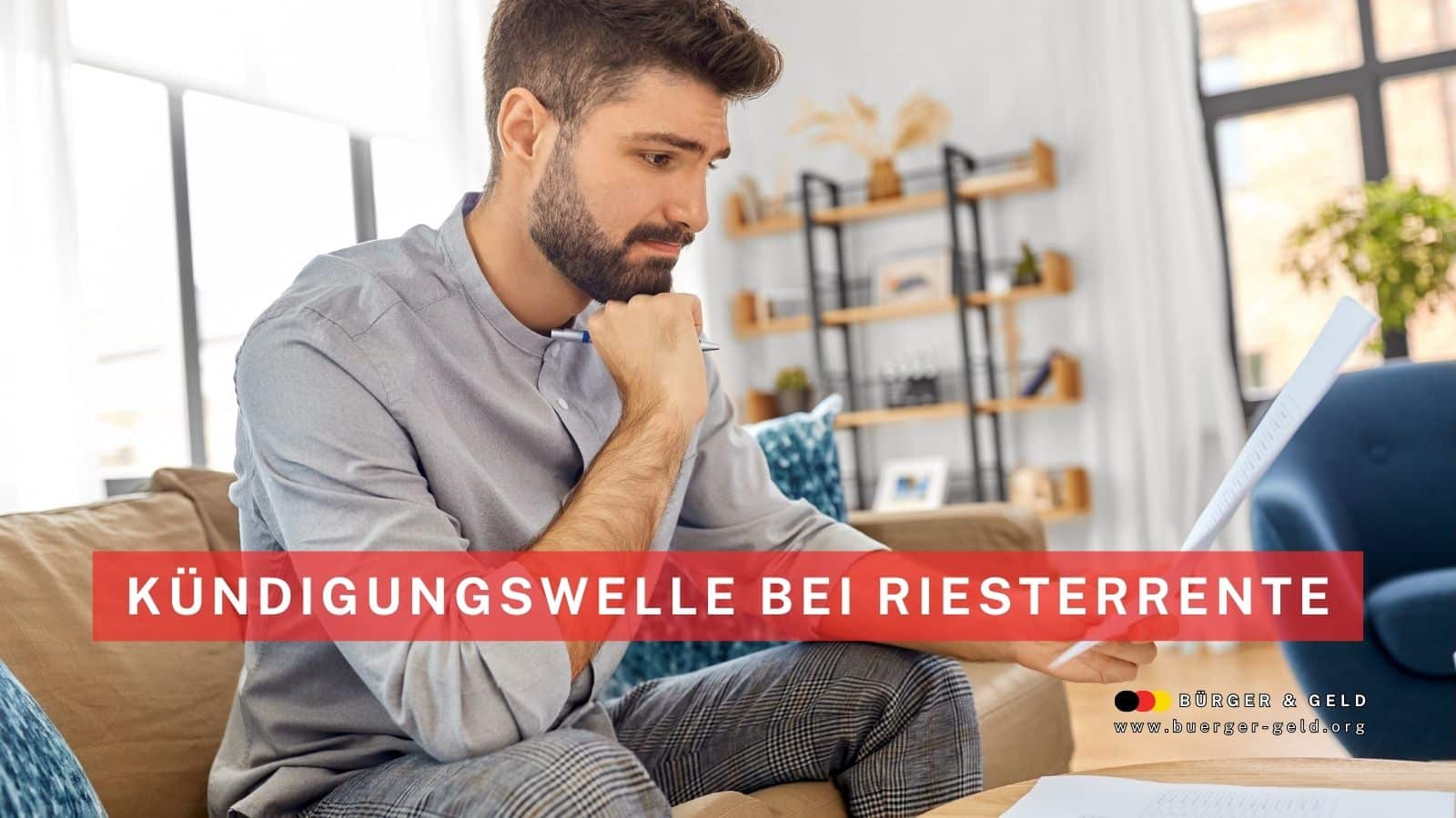Mann sitzt nachdenklich auf dem Sofa und liest Unterlagen zur Riester-Rente – Symbolbild für Kündigungswelle bei Riesterverträgen, Bürger & Geld Nachrichtenmagazin.