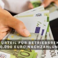 Hand hält mehrere 100-Euro-Scheine als Symbol für hohe Nachzahlung bei Betriebsrenten nach Gerichtsurteil.