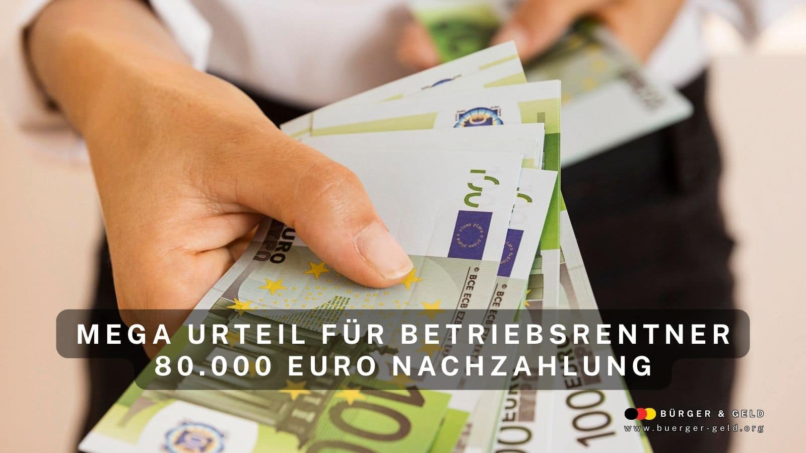 Hand hält mehrere 100-Euro-Scheine als Symbol für hohe Nachzahlung bei Betriebsrenten nach Gerichtsurteil.