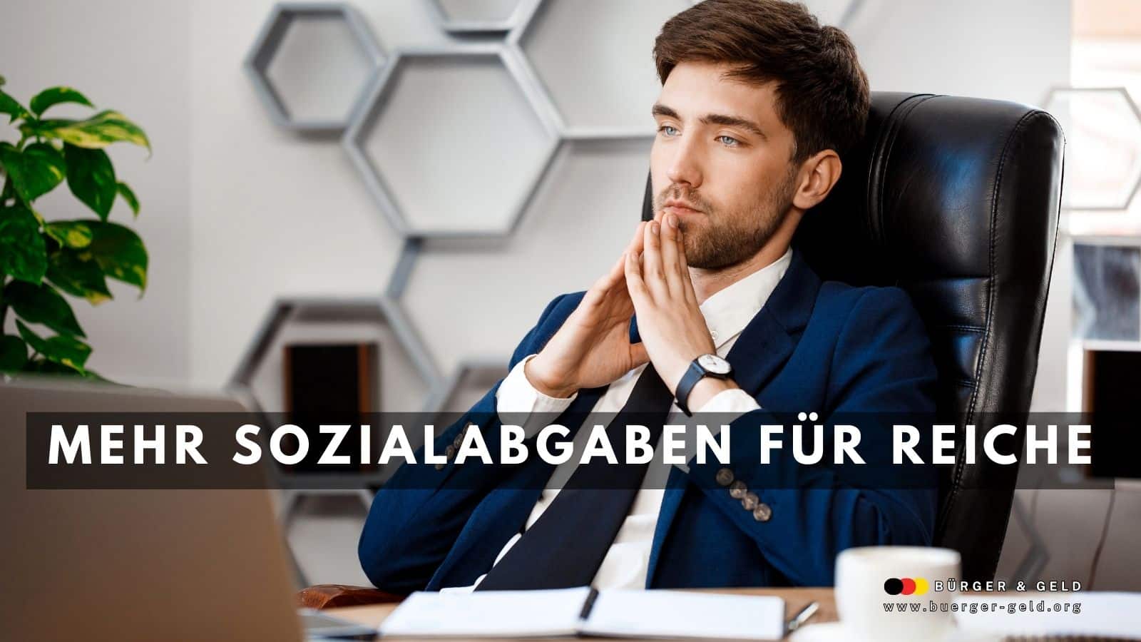 Geschäftsmann im Anzug sitzt nachdenklich im modernen Büro, im Vordergrund steht der Schriftzug „Mehr Sozialabgaben für Reiche“ – Symbolbild für höhere Abgaben für Besserverdienende.