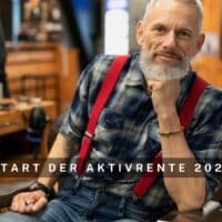 Älterer Mann mit grauem Bart in kariertem Hemd und roten Hosenträgern sitzt nachdenklich im Friseursalon, Text „Start der Aktivrente 2026“ im Vordergrund.
