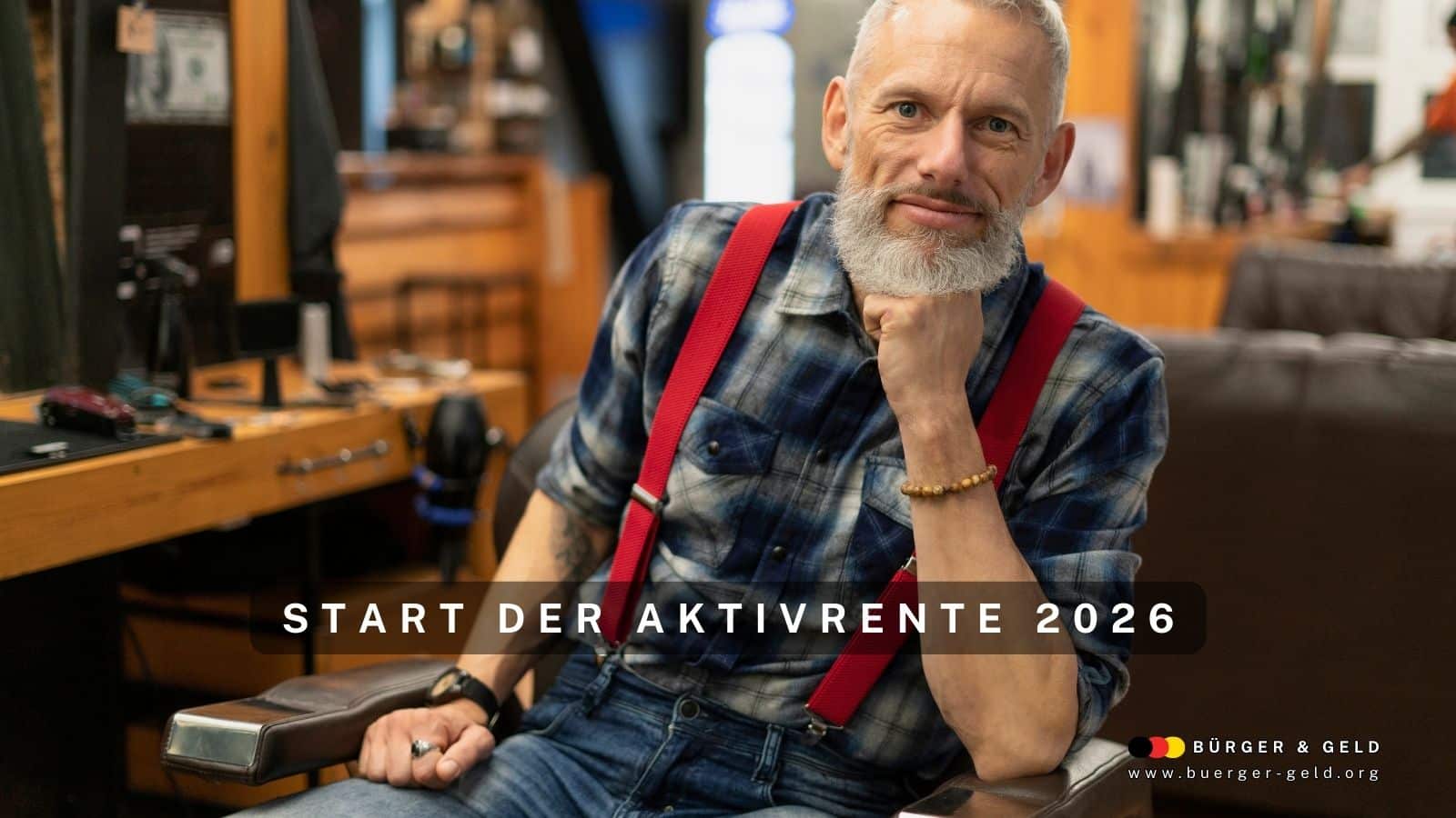 Älterer Mann mit grauem Bart in kariertem Hemd und roten Hosenträgern sitzt nachdenklich im Friseursalon, Text „Start der Aktivrente 2026“ im Vordergrund.