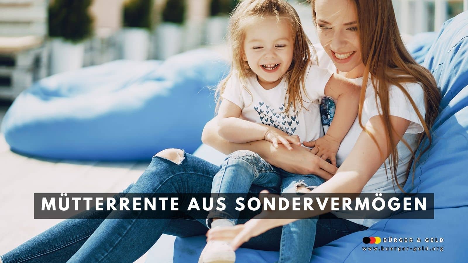 Eine Mutter sitzt mit ihrer Tochter auf einem blauen Sitzsack im Freien, beide tragen legere Kleidung und wirken entspannt. Im Bildvordergrund steht in weißer Schrift: "Mütterrente aus Sondervermögen". Im unteren rechten Bildbereich befindet sich das Logo von "Bürger & Geld" mit Webadresse.