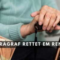 Seniorenhand hält Gehstock, darunter mehrere 50-Euro-Scheine – Symbolfoto für finanzielle Sicherheit durch EM-Rente und gesetzliche Paragrafenregelung.