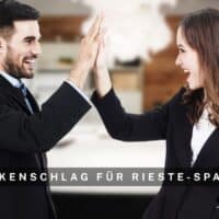Zwei Geschäftspersonen im Anzug geben sich im modernen Büro-Umfeld ein High Five zur Feier eines Erfolgs. Im Vordergrund steht der Schriftzug "Paukenschlag für Riester-Sparer" sowie das Logo von Bürger & Geld.