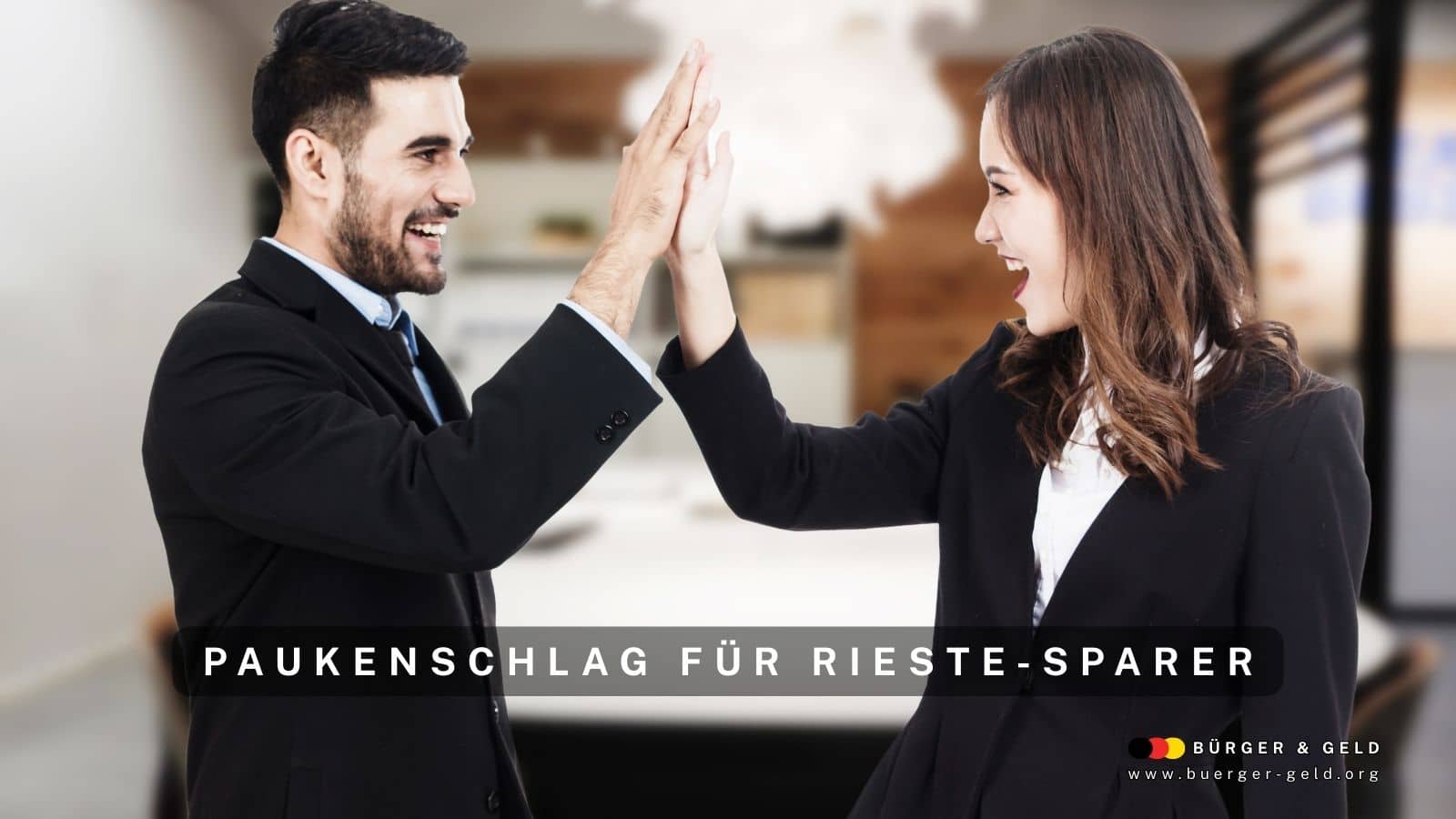 Zwei Geschäftspersonen im Anzug geben sich im modernen Büro-Umfeld ein High Five zur Feier eines Erfolgs. Im Vordergrund steht der Schriftzug "Paukenschlag für Riester-Sparer" sowie das Logo von Bürger & Geld.