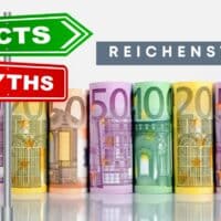 Aufgereihte, aufgerollte Euro-Geldscheine verschiedener Stückelungen stehen nebeneinander auf weißem Hintergrund – Symbolbild für Vermögen, Reichtum und Finanzen.