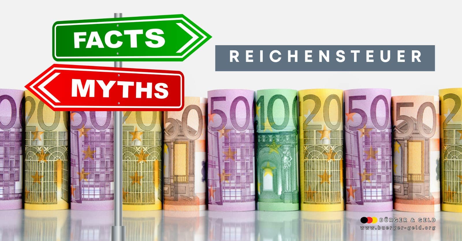 Aufgereihte, aufgerollte Euro-Geldscheine verschiedener Stückelungen stehen nebeneinander auf weißem Hintergrund – Symbolbild für Vermögen, Reichtum und Finanzen.