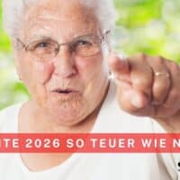 Ältere Frau mit Brille zeigt mit dem Finger direkt in die Kamera und schaut ernst, Text-Banner "Rente 2026 so teuer wie nie" von Bürger & Geld.