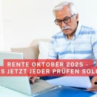 Älterer Mann sitzt zuhause mit Laptop und Papieren am Tisch, prüft seine Rentenzahlung für Oktober 2025; vorne im Bild ist eine Tasse zu sehen.