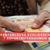 Seniorenhand hält Eurobanknoten und Bürgergeld-Bescheid, Symbol für sofortige Maßnahmen gegen die Rentenlücke.