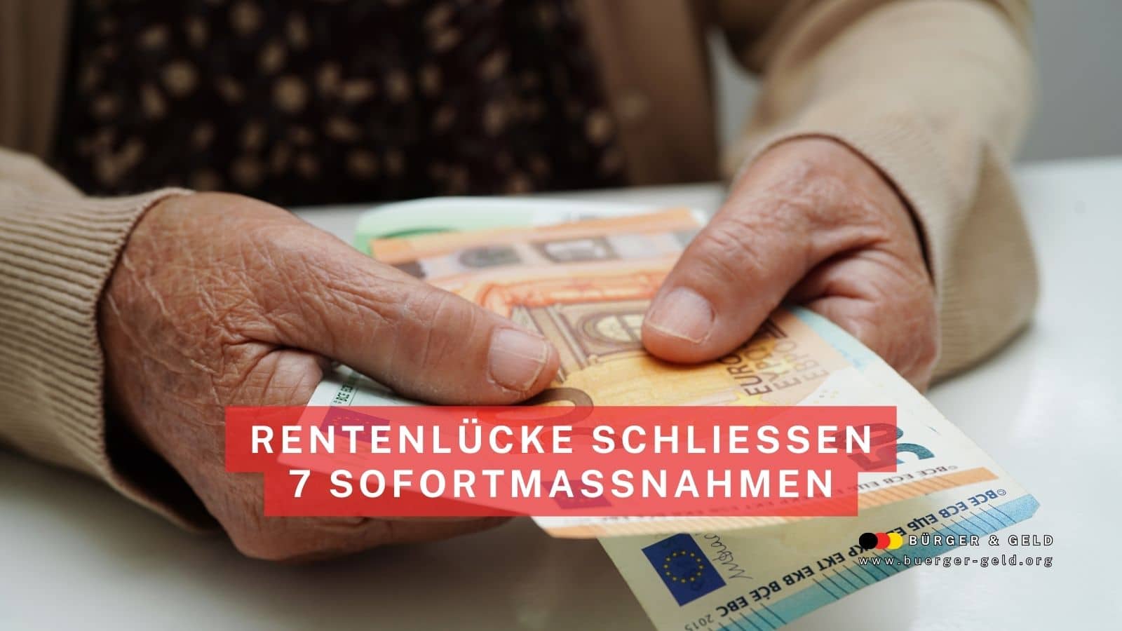 Seniorenhand hält Eurobanknoten und Bürgergeld-Bescheid, Symbol für sofortige Maßnahmen gegen die Rentenlücke.