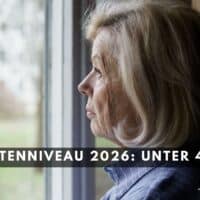 Ältere Frau blickt nachdenklich aus dem Fenster, Symbolbild für finanzielle Unsicherheit und sinkendes Rentenniveau in Deutschland 2026.