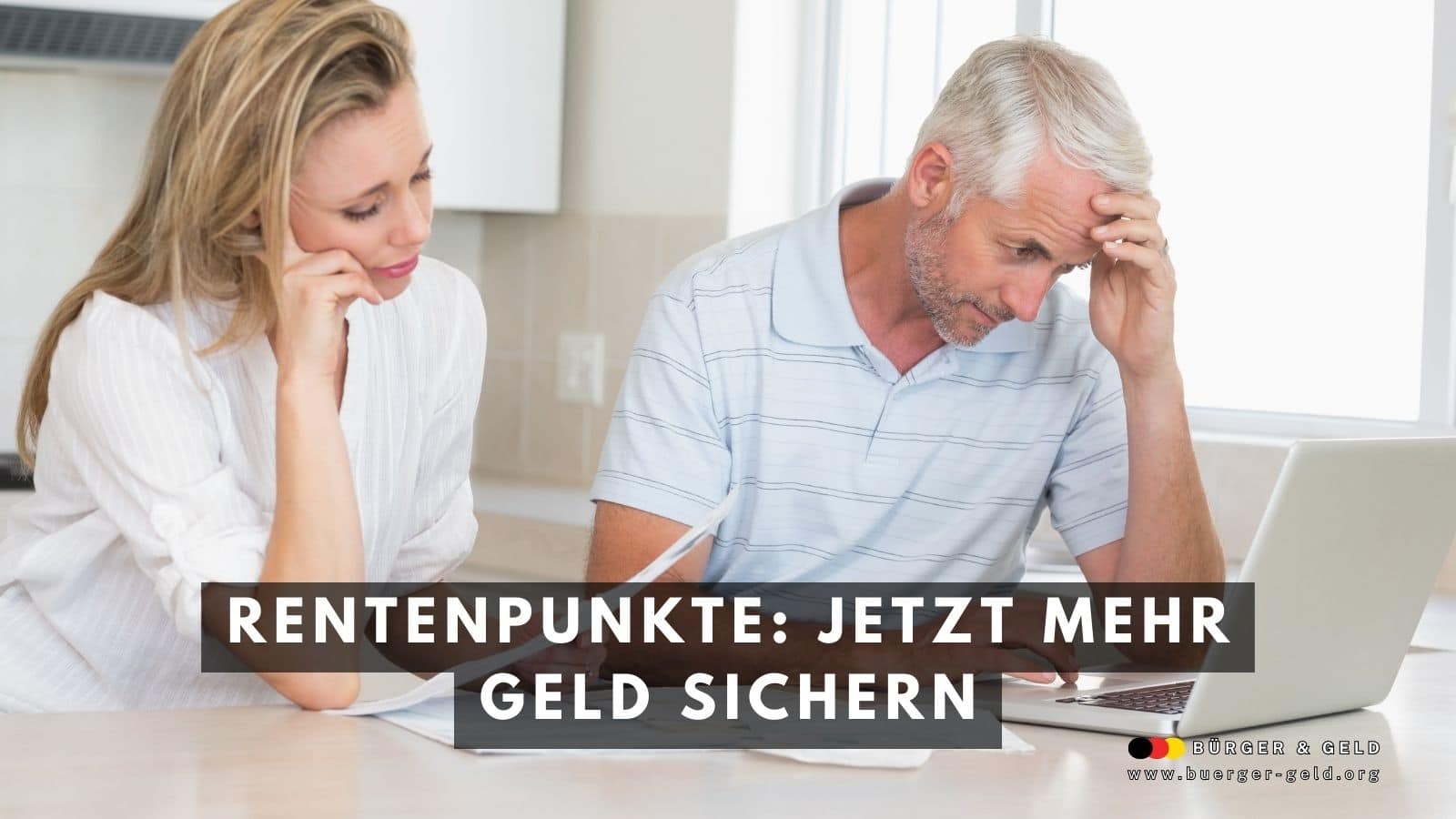 Älteres Paar sitzt besorgt am Tisch, prüft Rentenunterlagen und Laptop – Thema Rentenpunkte sichern, Bürger & Geld Nachrichtenmagazin