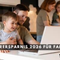 Familie zuhause am Laptop bespricht Steuerersparnis 2026, moderner heller Wohnraum, Vater und Sohn im Vordergrund, Mutter und Tochter in der Küche, Fokus auf Steuerberatung für Familien