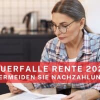 Ältere Frau sitzt mit Brille und kariertem Hemd am Küchentisch, prüft einen Steuerbescheid, neben ihr liegt ein Glas Kaffee. Im Vordergrund ist deutlich der Titel „Steuerfalle Rente 2026: So vermeiden Sie Nachzahlungen“ auf einem roten Banner zu erkennen.
