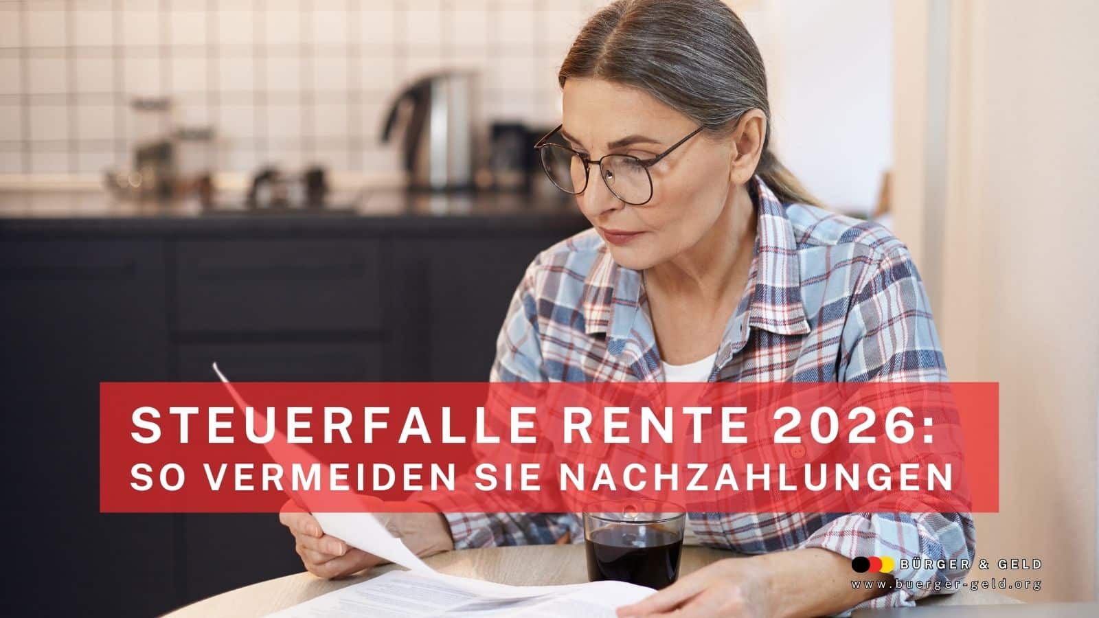 Ältere Frau sitzt mit Brille und kariertem Hemd am Küchentisch, prüft einen Steuerbescheid, neben ihr liegt ein Glas Kaffee. Im Vordergrund ist deutlich der Titel „Steuerfalle Rente 2026: So vermeiden Sie Nachzahlungen“ auf einem roten Banner zu erkennen.