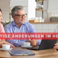 Drei Personen – unterschiedliche Generationen – sitzen gemeinsam an einem Tisch in einem modernen Café und besprechen wichtige Unterlagen am Laptop, Symbolbild für gesetzliche Veränderungen im Herbst. Im Vordergrund steht deutlich der Text "Wichtige Änderungen im Herbst", unten rechts das Logo von Bürger & Geld.