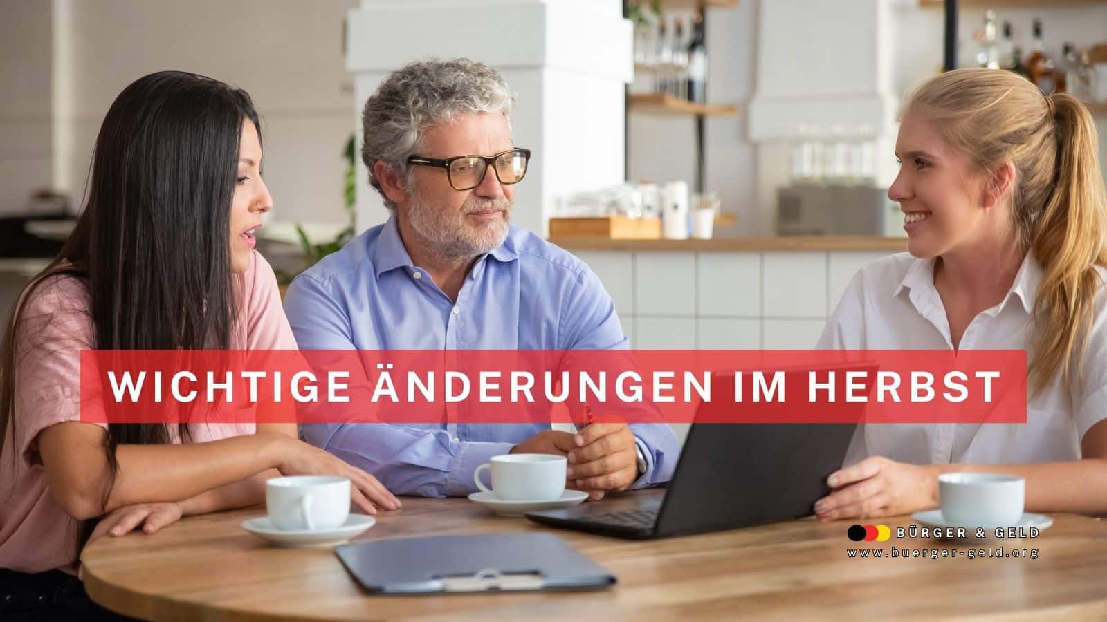 Drei Personen – unterschiedliche Generationen – sitzen gemeinsam an einem Tisch in einem modernen Café und besprechen wichtige Unterlagen am Laptop, Symbolbild für gesetzliche Veränderungen im Herbst. Im Vordergrund steht deutlich der Text "Wichtige Änderungen im Herbst", unten rechts das Logo von Bürger & Geld.