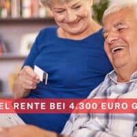 Älteres Paar sitzt gemeinsam am Laptop, Frau hält eine Karte in der Hand. Im Vordergrund steht der Schriftzug: "Wie viel Rente bei 4.300 Euro Gehalt".