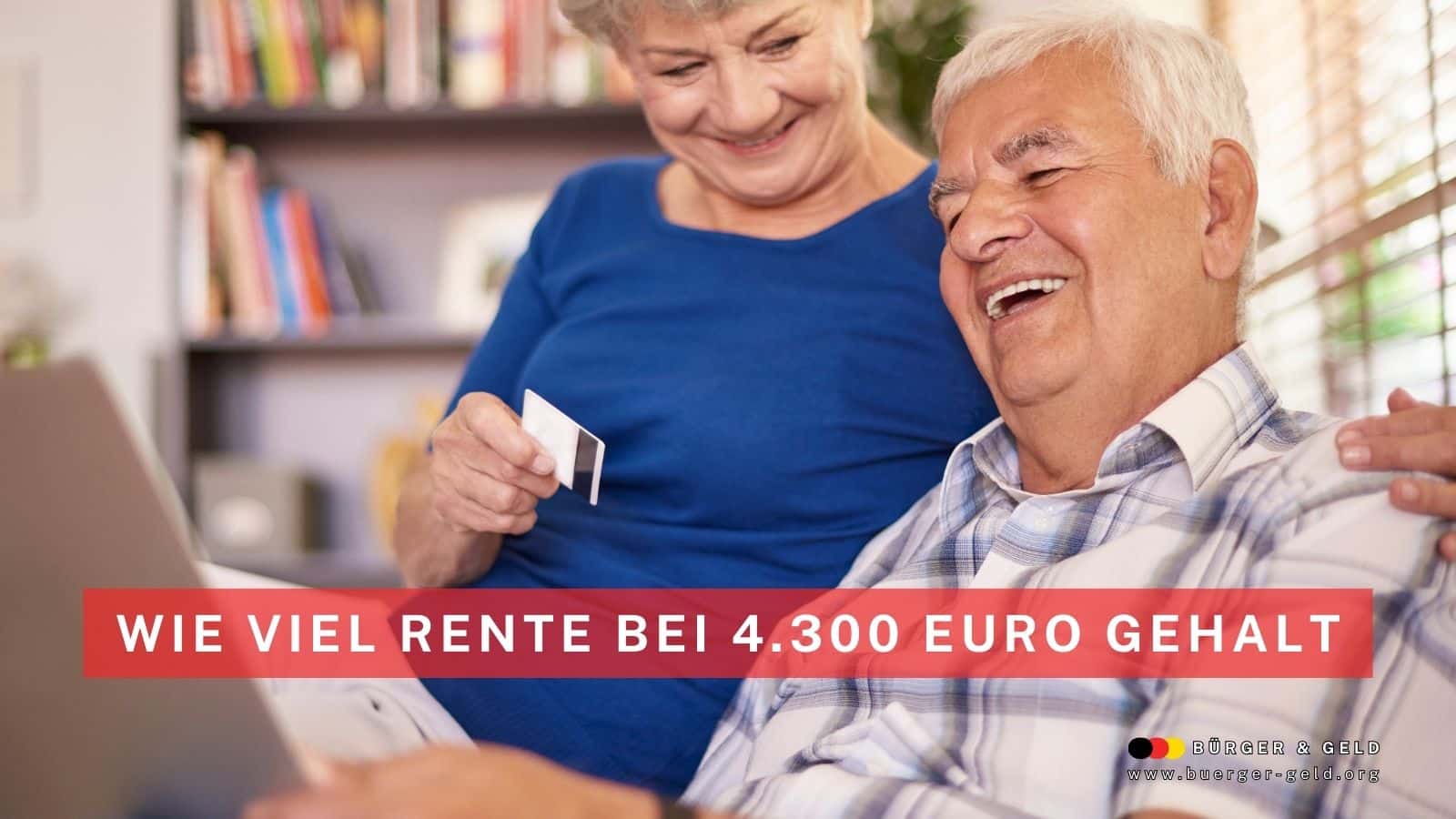 Älteres Paar sitzt gemeinsam am Laptop, Frau hält eine Karte in der Hand. Im Vordergrund steht der Schriftzug: "Wie viel Rente bei 4.300 Euro Gehalt".