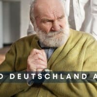 Senior mit gefalteten Händen im Pflegeheim, Frage „Wird Deutschland arm?“ als Text eingeblendet, Symbolbild für Altersarmut in Deutschland, verwendet von Bürger & Geld.