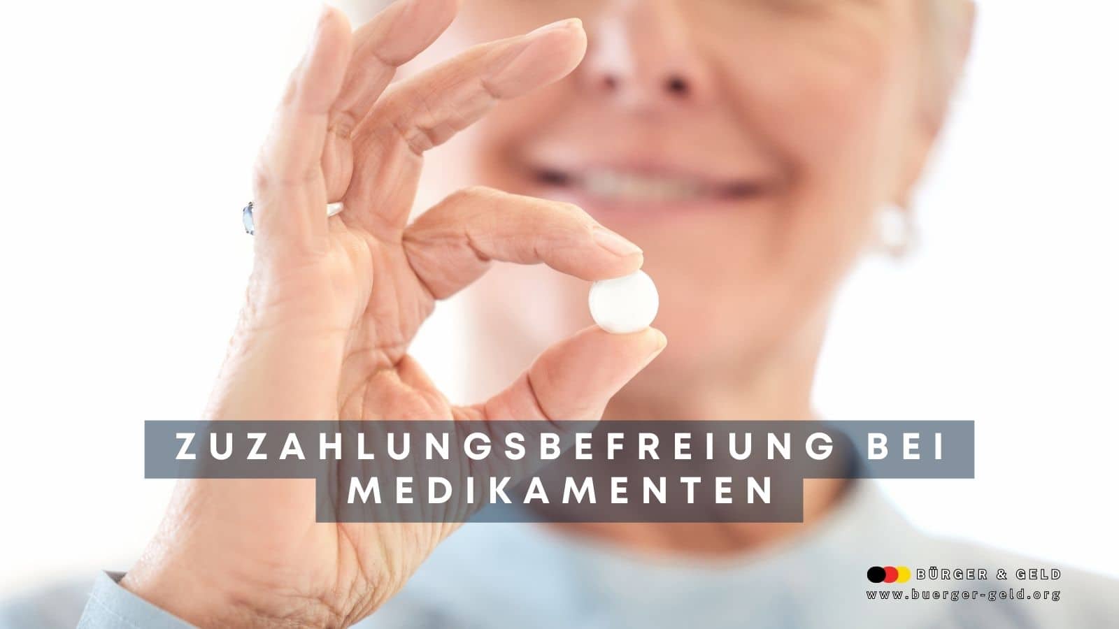 Ältere Person hält Medikamentenpackung in der Hand, Text: Zuzahlungsbefreiung bei Medikamenten, Logo Bürger & Geld