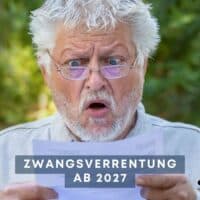 Älterer Mann liest besorgt ein offizielles Schreiben zur Zwangsverrentung ab 2027 im Grünen, Symbol für Unsicherheit über die eigene Altersrente.
