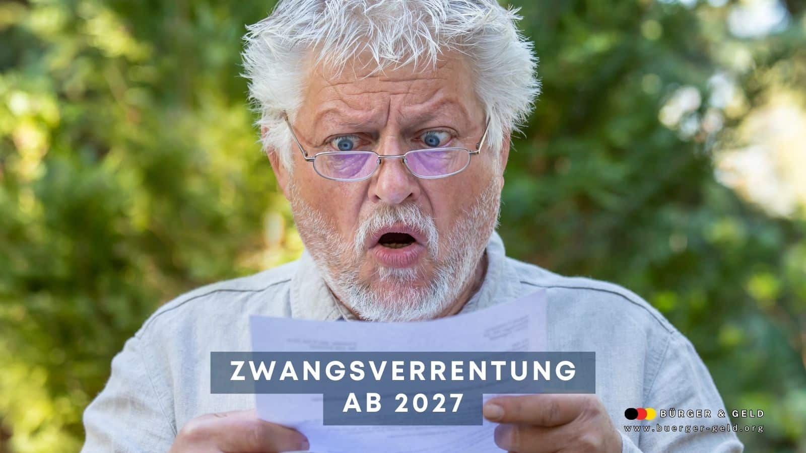 Älterer Mann liest besorgt ein offizielles Schreiben zur Zwangsverrentung ab 2027 im Grünen, Symbol für Unsicherheit über die eigene Altersrente.