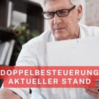 Älterer Mann im Homeoffice prüft Dokumente zur aktuellen Lage der Doppelbesteuerung der Rente – Illustration für Bürger & Geld Nachrichtenmagazin