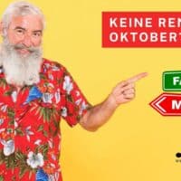 Älterer Mann mit weißem Bart und buntem Hemd zeigt auf Straßenschilder „Facts“ und „Myths“. Im Bild steht die Frage „Keine Rente im Oktober?“ sowie das Logo von Bürger & Geld.