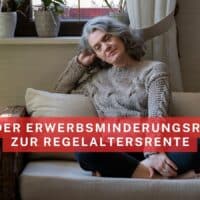 Ältere Frau sitzt nachdenklich auf einem Sofa am Fenster. Text auf dem Bild: ‚Von der Erwerbsminderungsrente zur Regelaltersrente‘. Im Vordergrund sind Pflanzen und die Logos des Nachrichtenmagazins Bürger & Geld zu sehen.