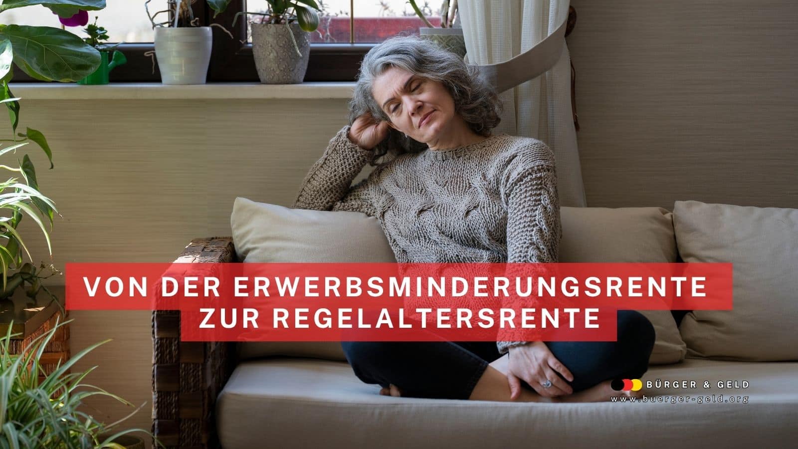 Ältere Frau sitzt nachdenklich auf einem Sofa am Fenster. Text auf dem Bild: ‚Von der Erwerbsminderungsrente zur Regelaltersrente‘. Im Vordergrund sind Pflanzen und die Logos des Nachrichtenmagazins Bürger & Geld zu sehen.