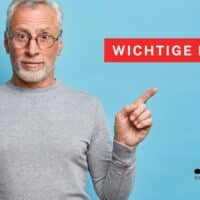 Älterer Mann in grauem Pullover zeigt auf ein rotes Hinweisschild mit dem Text „Wichtige Frist!“. Im Hintergrund ist ein hellblauer Farbverlauf zu sehen; unten rechts das Logo von Bürger & Geld und die Website-Adresse.