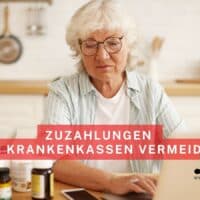Ältere Frau sitzt am Küchentisch mit verschiedenen Medikamenten und nutzt einen Laptop; Text: „Zuzahlungen bei Krankenkassen vermeiden“ – Symbolbild für Eigenanteile und Tipps zur Zuzahlungsbefreiung.